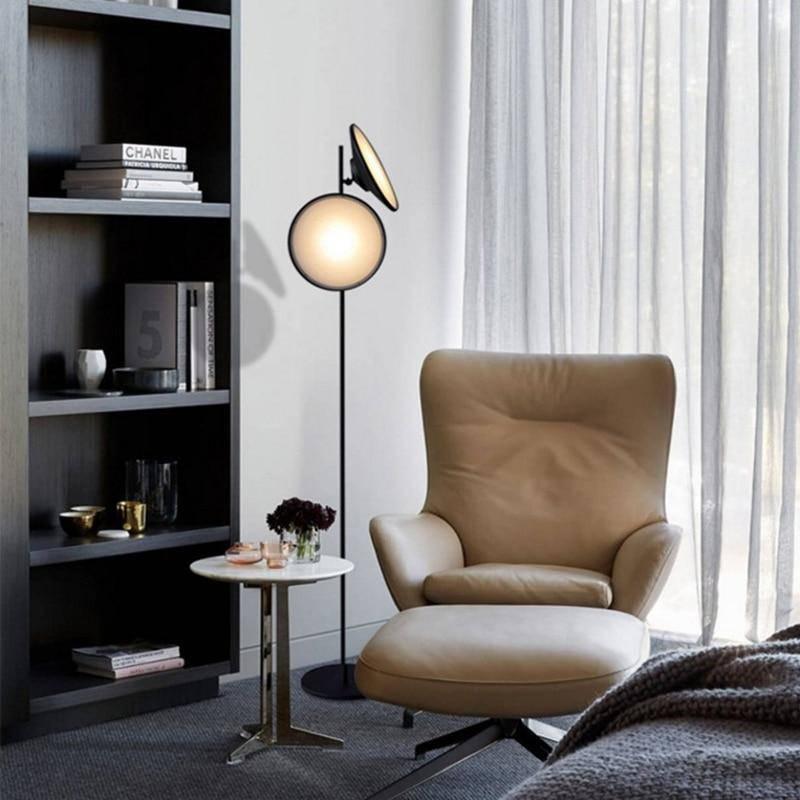 lampadaire sur pied original, lampadaire design moderne, luminaire original salon, lampe sur pied artistique, lampadaire décoratif contemporain, lampe sculpturale intérieure, lampadaire créatif unique, luminaire sur pied haut de gamme, éclairage d'ambiance original, lampe sur pied tendance, lampadaire pièce maîtresse, lampe design décorative, lampadaire métal et bois original, luminaire de style audacieux, lampe LED décorative originale