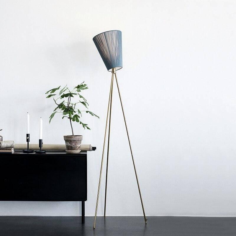 lampadaire scandinave design, lampadaire style nordique, luminaire sur pied scandinave, lampe bois clair nordique, lampadaire épuré moderne, éclairage cosy salon, lampadaire minimaliste salon, lampe scandinave chambre, lampadaire bois et métal, lampe sur pied style danois, luminaire déco nordique, lampadaire intérieur blanc bois, lampe ambiance nordique, lampadaire cosy naturel, luminaire écologique scandinave