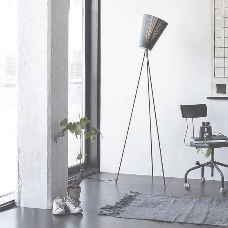 lampadaire scandinave design, lampadaire style nordique, luminaire sur pied scandinave, lampe bois clair nordique, lampadaire épuré moderne, éclairage cosy salon, lampadaire minimaliste salon, lampe scandinave chambre, lampadaire bois et métal, lampe sur pied style danois, luminaire déco nordique, lampadaire intérieur blanc bois, lampe ambiance nordique, lampadaire cosy naturel, luminaire écologique scandinave