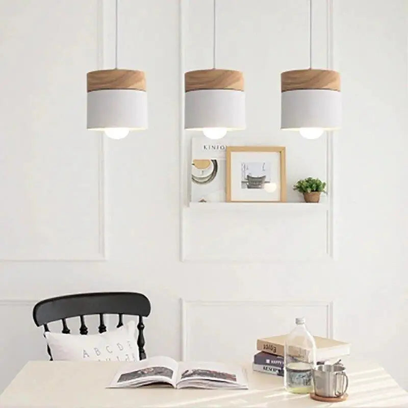 lampe suspendue scandinave, suspension design nordique, luminaire style scandinave, lampe en bois suspendue, éclairage suspendu moderne, suspension minimaliste épurée, luminaire cuisine scandinave, suspension salle à manger bois, lampe suspendue blanche, suspension nordique métal bois, éclairage intérieur nordique, suspension chambre design, lampe suspendue moderne salon, suspension scandinave ajustable, luminaire suspendu naturel