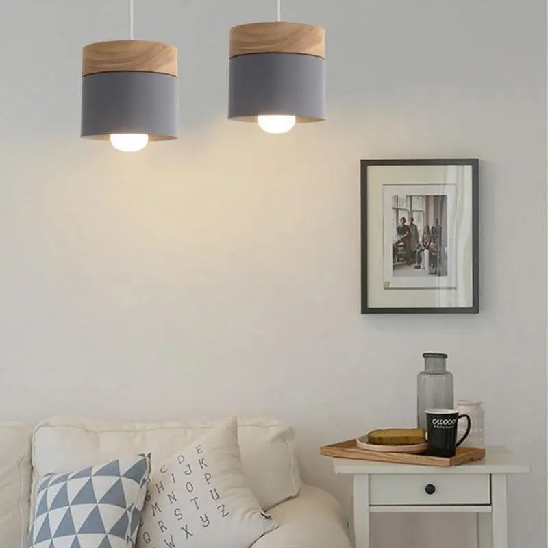 lampe suspendue scandinave, suspension design nordique, luminaire style scandinave, lampe en bois suspendue, éclairage suspendu moderne, suspension minimaliste épurée, luminaire cuisine scandinave, suspension salle à manger bois, lampe suspendue blanche, suspension nordique métal bois, éclairage intérieur nordique, suspension chambre design, lampe suspendue moderne salon, suspension scandinave ajustable, luminaire suspendu naturel