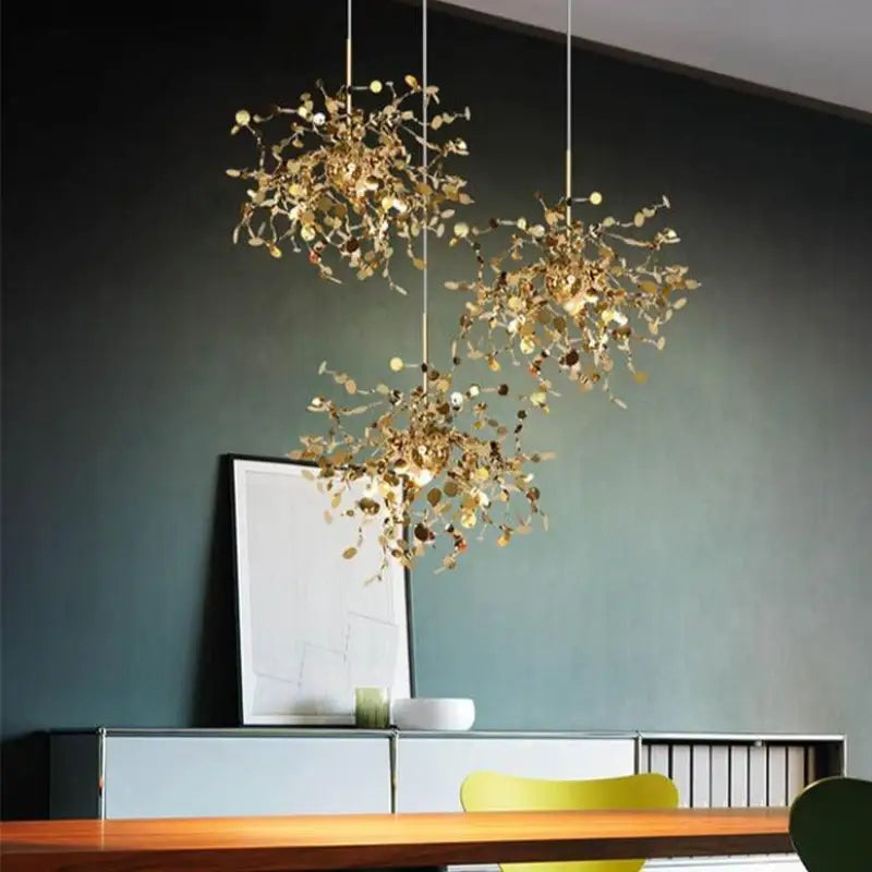 suspension filaire dorée, luminaire doré moderne, suspension métal or, lampe suspendue élégante, luminaire design filaire, suspension dorée salon, luminaire doré chambre, suspension déco dorée, éclairage doré contemporain, lampe dorée style industriel, suspension plafond or, luminaire aérien doré, lampe suspendue en fil métallique, suspension dorée cuisine, éclairage ambiance chaleureuse