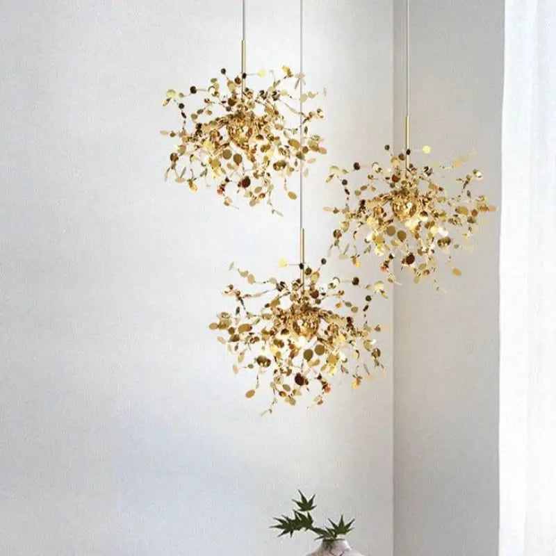 suspension filaire dorée, luminaire doré moderne, suspension métal or, lampe suspendue élégante, luminaire design filaire, suspension dorée salon, luminaire doré chambre, suspension déco dorée, éclairage doré contemporain, lampe dorée style industriel, suspension plafond or, luminaire aérien doré, lampe suspendue en fil métallique, suspension dorée cuisine, éclairage ambiance chaleureuse