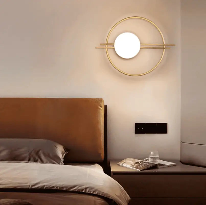 applique murale boule en verre, luminaire mural design, applique murale élégante, lampe murale en verre, applique boule dorée, applique murale noire moderne, luminaire mural chambre, applique murale salon chic, éclairage mural décoratif, lampe murale style contemporain, applique murale minimaliste, luminaire mural entrée, applique murale couloir, applique murale moderne, lampe murale avec boule suspendue