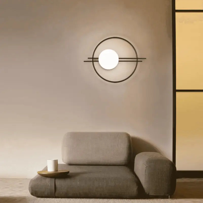 applique murale boule en verre, luminaire mural design, applique murale élégante, lampe murale en verre, applique boule dorée, applique murale noire moderne, luminaire mural chambre, applique murale salon chic, éclairage mural décoratif, lampe murale style contemporain, applique murale minimaliste, luminaire mural entrée, applique murale couloir, applique murale moderne, lampe murale avec boule suspendue