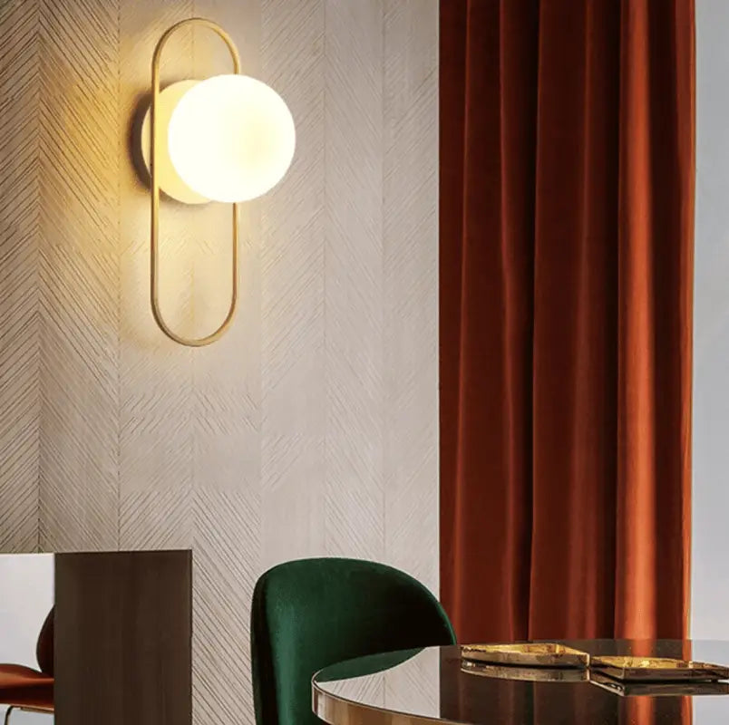 applique murale boule en verre, luminaire mural design, applique murale élégante, lampe murale en verre, applique boule dorée, applique murale noire moderne, luminaire mural chambre, applique murale salon chic, éclairage mural décoratif, lampe murale style contemporain, applique murale minimaliste, luminaire mural entrée, applique murale couloir, applique murale moderne, lampe murale avec boule suspendue