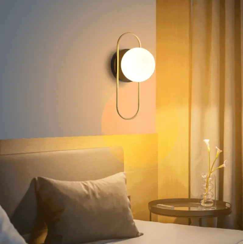 applique murale boule en verre, luminaire mural design, applique murale élégante, lampe murale en verre, applique boule dorée, applique murale noire moderne, luminaire mural chambre, applique murale salon chic, éclairage mural décoratif, lampe murale style contemporain, applique murale minimaliste, luminaire mural entrée, applique murale couloir, applique murale moderne, lampe murale avec boule suspendue