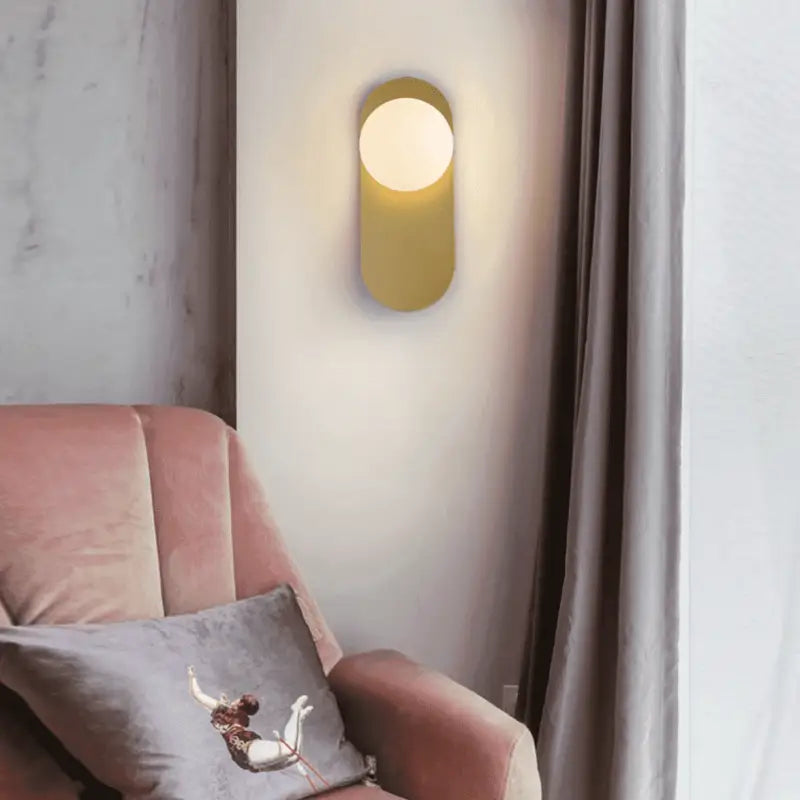 applique murale boule en verre, luminaire mural design, applique murale élégante, lampe murale en verre, applique boule dorée, applique murale noire moderne, luminaire mural chambre, applique murale salon chic, éclairage mural décoratif, lampe murale style contemporain, applique murale minimaliste, luminaire mural entrée, applique murale couloir, applique murale moderne, lampe murale avec boule suspendue