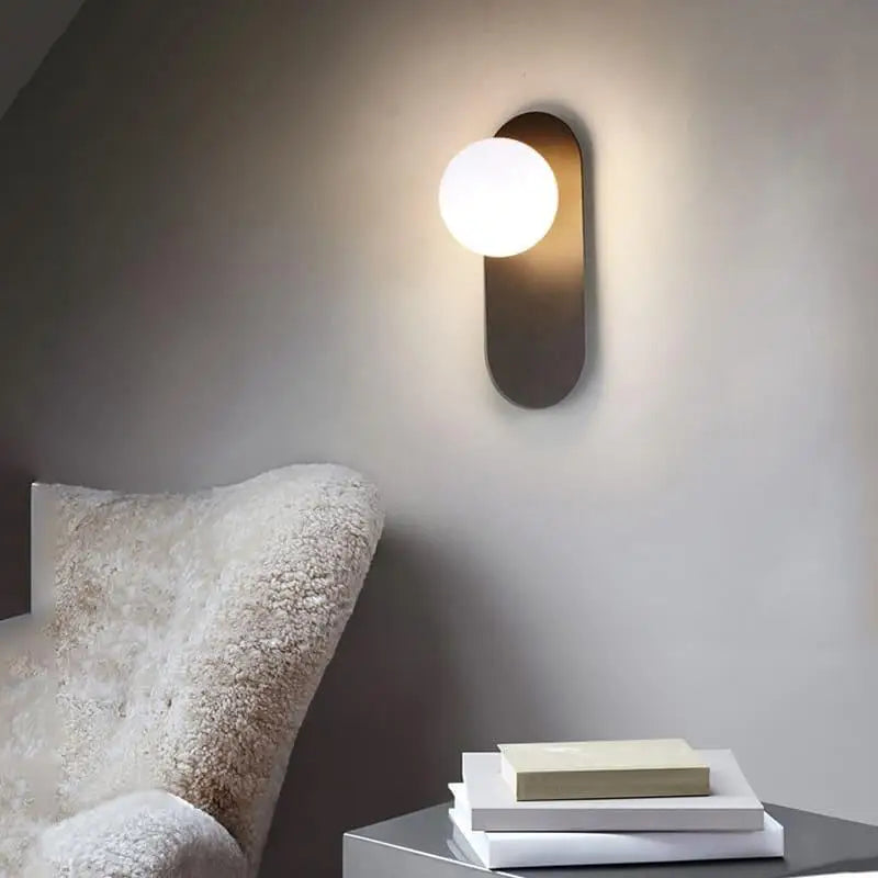 applique murale boule en verre, luminaire mural design, applique murale élégante, lampe murale en verre, applique boule dorée, applique murale noire moderne, luminaire mural chambre, applique murale salon chic, éclairage mural décoratif, lampe murale style contemporain, applique murale minimaliste, luminaire mural entrée, applique murale couloir, applique murale moderne, lampe murale avec boule suspendue