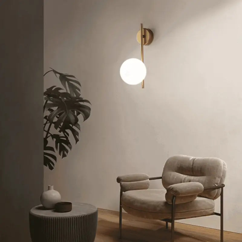 applique murale boule en verre, luminaire mural design, applique murale élégante, lampe murale en verre, applique boule dorée, applique murale noire moderne, luminaire mural chambre, applique murale salon chic, éclairage mural décoratif, lampe murale style contemporain, applique murale minimaliste, luminaire mural entrée, applique murale couloir, applique murale moderne, lampe murale avec boule suspendue