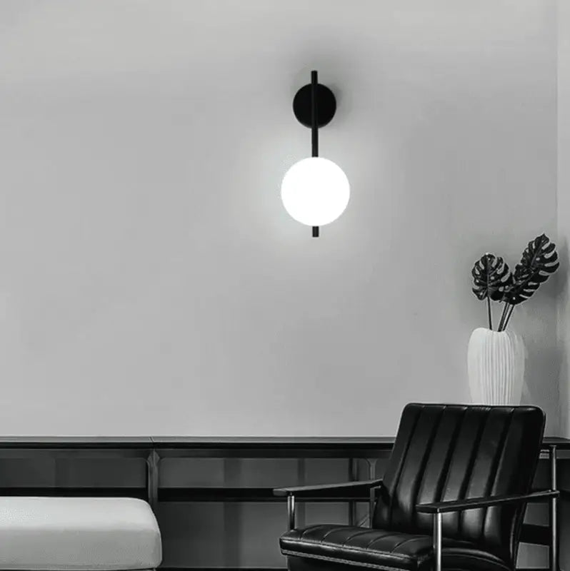 applique murale boule en verre, luminaire mural design, applique murale élégante, lampe murale en verre, applique boule dorée, applique murale noire moderne, luminaire mural chambre, applique murale salon chic, éclairage mural décoratif, lampe murale style contemporain, applique murale minimaliste, luminaire mural entrée, applique murale couloir, applique murale moderne, lampe murale avec boule suspendue