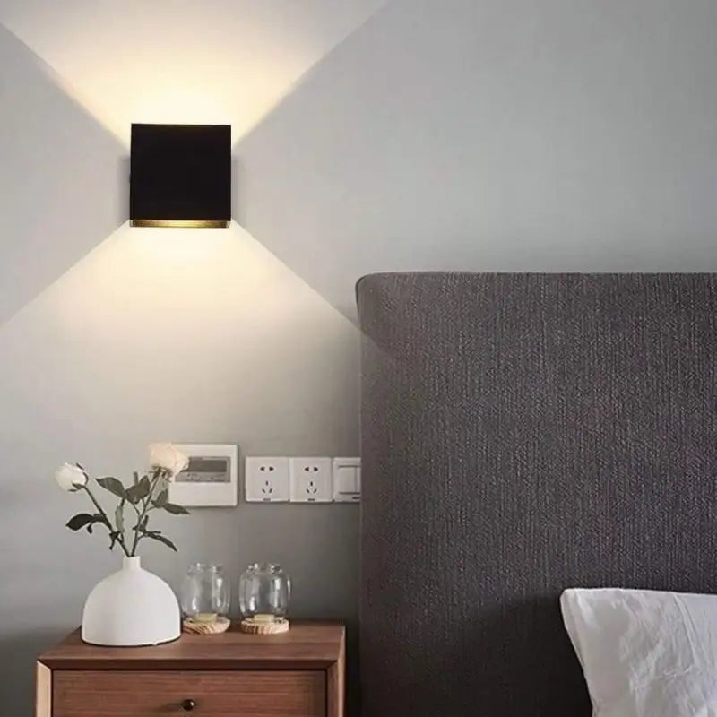 applique murale cube, applique géométrique murale, applique murale design moderne, luminaire mural cube, lampe murale cubique, applique murale minimaliste, éclairage mural contemporain, applique murale LED cube, applique pour salon moderne, applique murale pour chambre, luminaire mural carré, lampe murale décorative, applique cube noir ou blanc, éclairage mural design épuré, applique murale économique