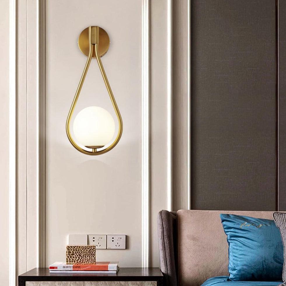 applique murale, applique murale goutte d'eau, lampe murale design, luminaire moderne, éclairage intérieur, applique LED, lampe décorative, applique noire, applique dorée, éclairage doux, luminaire élégant, éclairage économique, applique compacte, décoration murale, luminaire durable