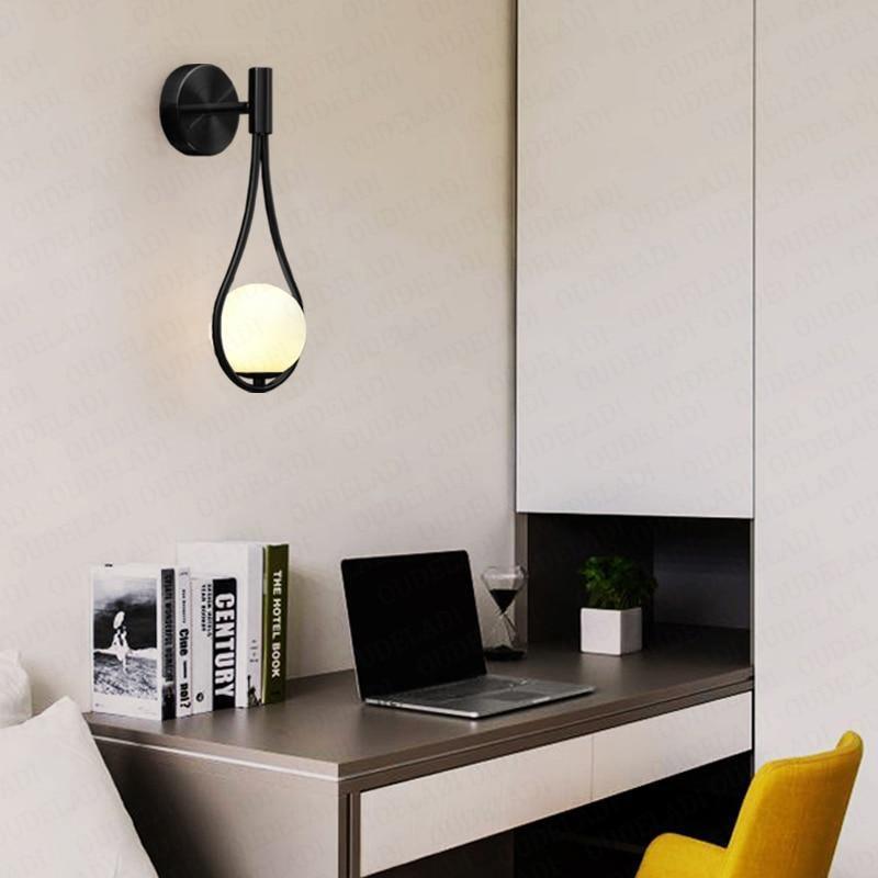 applique murale, applique murale goutte d'eau, lampe murale design, luminaire moderne, éclairage intérieur, applique LED, lampe décorative, applique noire, applique dorée, éclairage doux, luminaire élégant, éclairage économique, applique compacte, décoration murale, luminaire durable