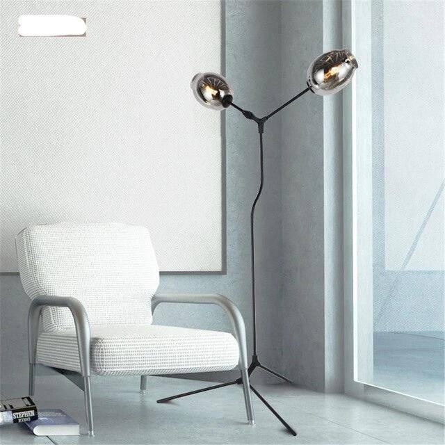 lampadaire verre soufflé, luminaire design artisanal, lampe en verre soufflé, éclairage haut de gamme, lampadaire élégant salon, éclairage en verre soufflé, lampe déco chambre, luminaire en verre artisanal, lampadaire lumière douce, design luminaire contemporain, lampadaire esthétique salon, verre soufflé fait main, lampe artistique intérieure, lampadaire écoresponsable, lampe haut de gamme moderne