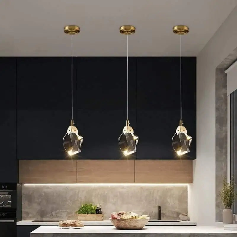 suspension cristal moderne, luminaire suspendu cristal, suspension design salon, lustre en cristal LED, éclairage chic intérieur, suspension élégante salle à manger, suspension cristal pas cher, suspension plafond luxe, luminaire décoration haut de gamme, éclairage cristal contemporain, lampe suspendue cristal design, suspension cristal entrée, suspension cascade cristal, luminaire scintillant moderne, éclairage raffiné maison