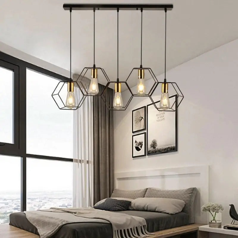 suspension luminaire industriel, luminaire style loft, lampe cage métal, suspension industrielle vintage, éclairage atelier suspendu, suspension métal noir, luminaire style usine, suspension design brut, suspension industrielle cuisine, luminaire acier suspendu, lampe industrielle salon, suspension rétro industrielle, suspension type entrepôt, luminaire cage filaire, éclairage suspension brut
