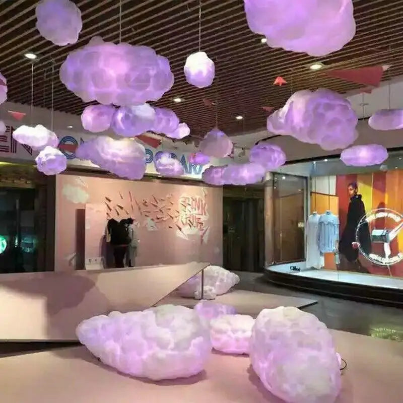suspension nuage, luminaire suspendu design, suspension poétique chambre, lampe nuage plafond, luminaire doux et apaisant, suspension décorative salon, éclairage onirique, suspension légère et vaporeuse, luminaire inspiré nature, suspension plafond nuage, suspension chambre enfant, suspension textile douce, lampe nuage moderne, suspension nuage scandinave, éclairage cocooning