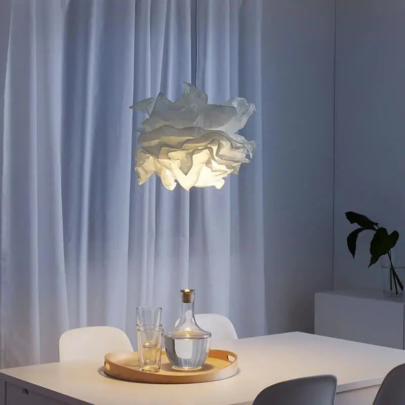 suspension en papier, lampe japonaise plafond, luminaire papier naturel, suspension légère et épurée, lampe suspendue minimaliste, suspension style zen, éclairage doux salon, suspension chambre enfant, lampe papier scandinave, suspension écologique design, lanterne papier plafond, luminaire en papier blanc, éclairage ambiance zen, suspension papier japonais, décoration lumineuse naturelle